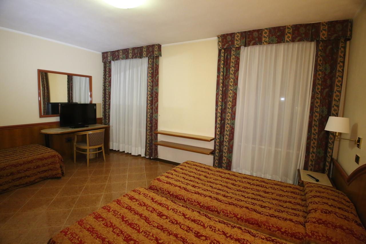 Hotel Paris Castel Goffredo Екстер'єр фото