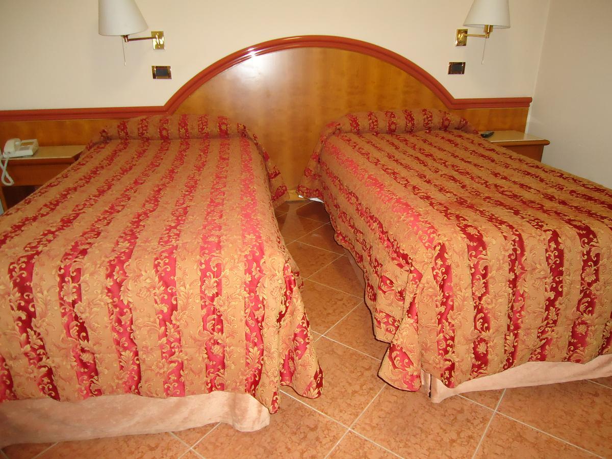 Hotel Paris Castel Goffredo Екстер'єр фото